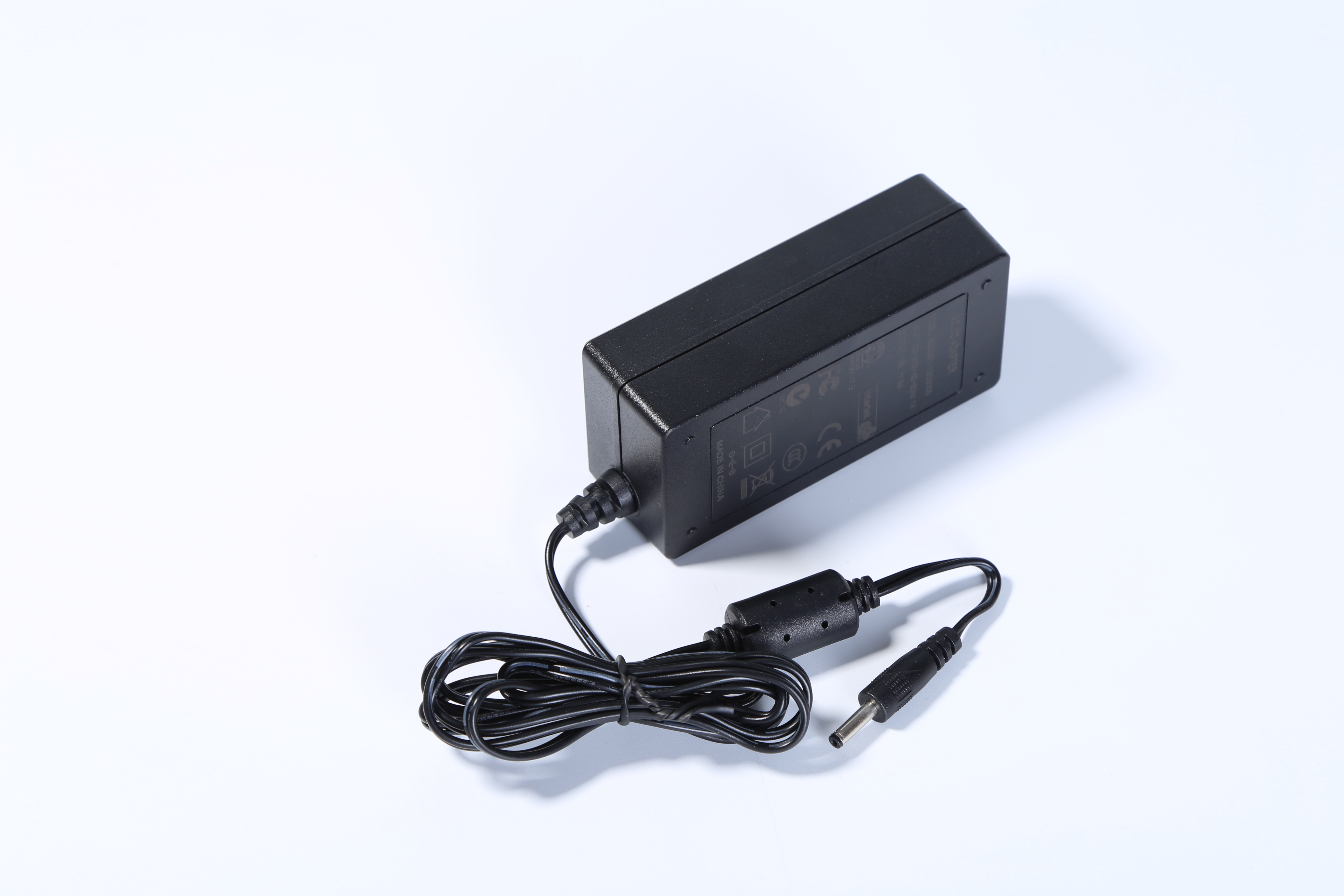 MX24w-2401000型號24v1a桌面電源適配器 cb認(rèn)證