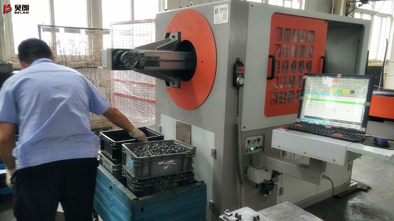 鐵絲彎折機在重慶客戶處健步如飛的生產產品，客戶拍手叫絕