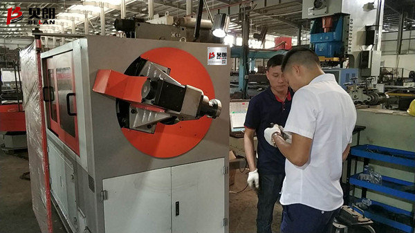 貝朗調機師在世銘五金家具車間 貝朗調機師在世銘五金家具車間