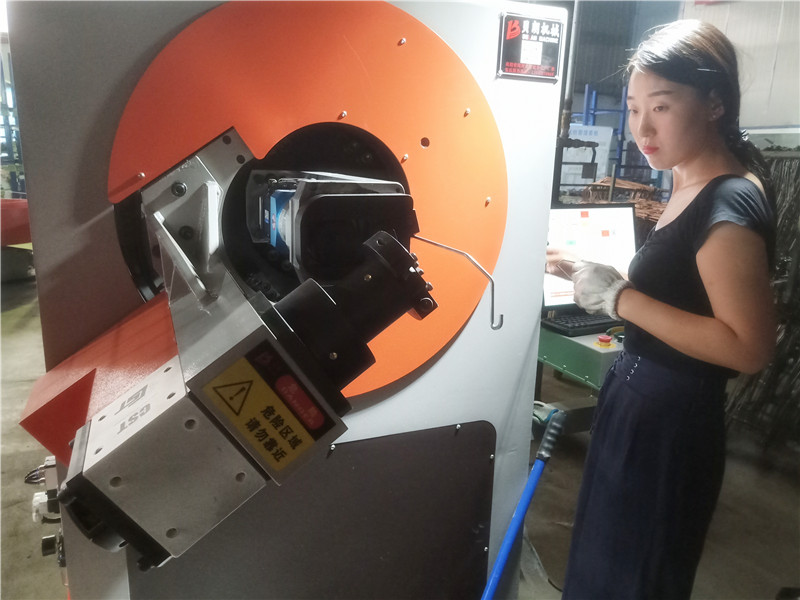 貝朗全自動(dòng)數(shù)控折彎?rùn)C(jī)女同志也能調(diào)試，你知道嗎？